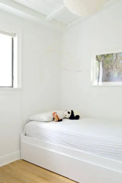 Vóór foto van jongensslaapkamer met ligbed en blinde muren