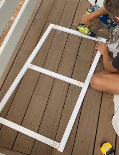John bouwt een eenvoudig houten frame met 1x2 planken en zakgaten in de vorm van figuur 8