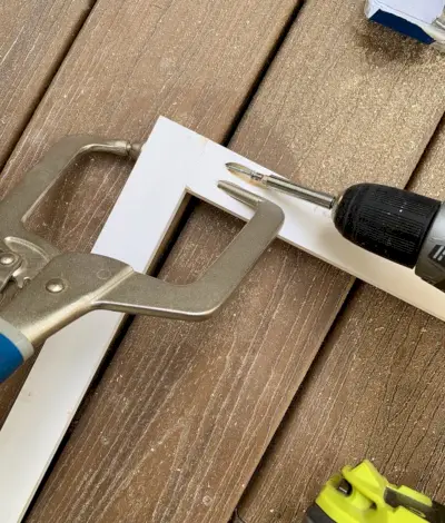 Close-up van schrijnwerk met zakgaten met behulp van de Kreg Jig-klem