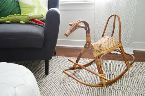 Detail van schommelstoel voor kinderkamer