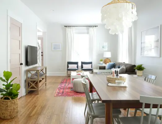 Blick Von Der Duplexküche Mit Esstisch Und Capiz-Kronleuchter