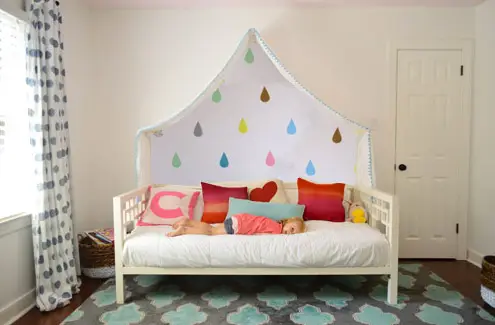 Photoshop-mock-up van een potentiële muurschildering van regendruppels onder een stoffen luifel boven het bed