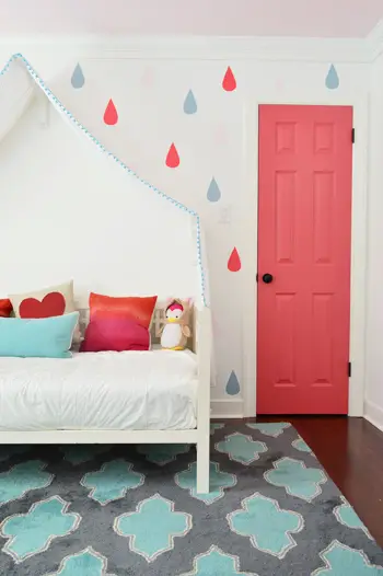 Donkerroze kastdeur Cinco De Mayo Benjamin Moore met regendruppelmuurschildering