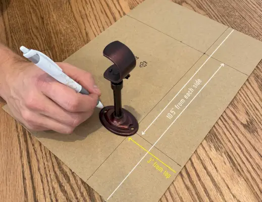 Lijnen op karton markeren om een ophangsjabloon voor een gordijnroede te maken