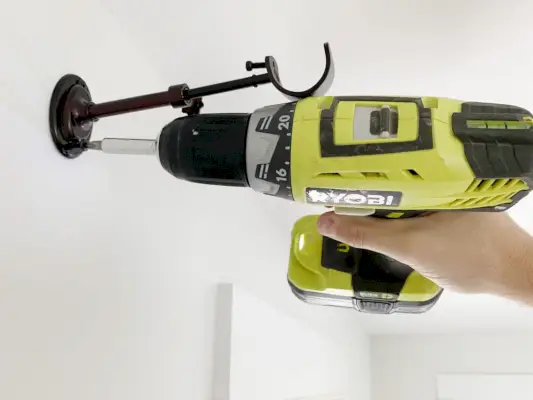Gordijnroedehaak bevestigen met behulp van een boormachine
