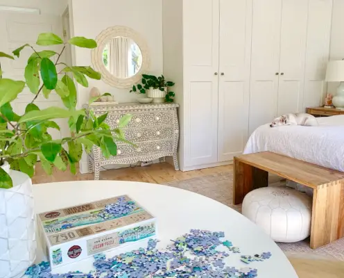 Puzzel wordt voltooid op tafel in de slaapkamer