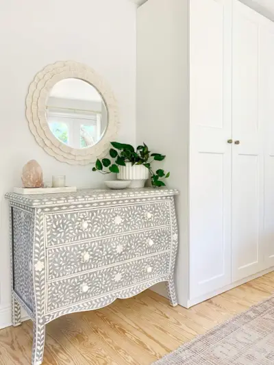 Blauw ingelegd dressoir naast Ikea Pax kledingkasten met inlegspiegel van wit been