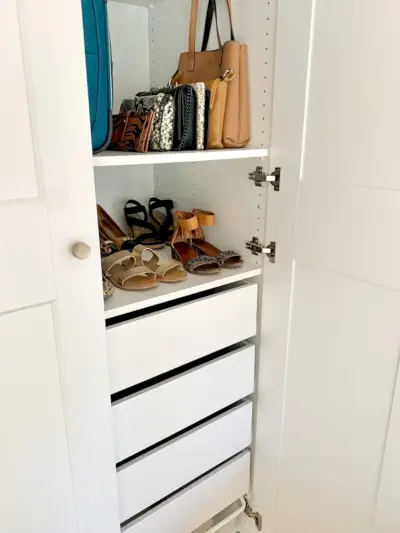 Kijk in de Ikea Pax-kast met schoenen en portemonnees