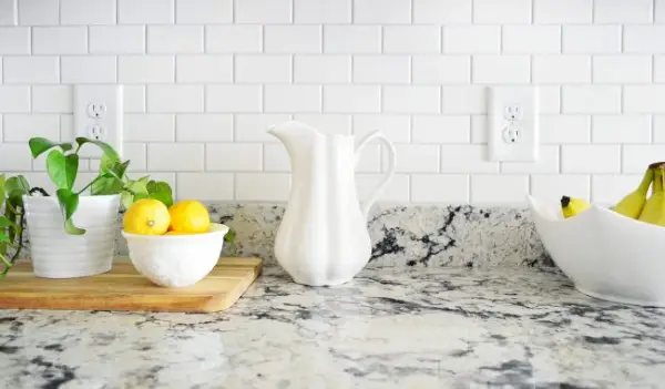 wit metrotegel keuken backsplash detail met citroenen en kruik