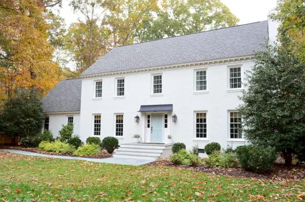 Deze afbeelding heeft een leeg alt-attribuut; de bestandsnaam is White-Brick-Exterior-Fall-Path-From-Right-1024x681.webp