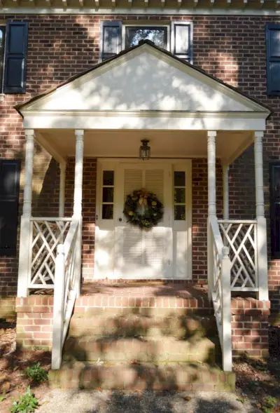 Deze afbeelding heeft een leeg alt-attribuut; de bestandsnaam is Painting-White-House-BEFORE-Front-Porch-At-Purchase-696x1024.webp