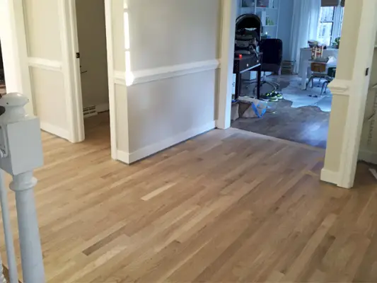 Overspuiten van hardhouten vloeren in de foyer