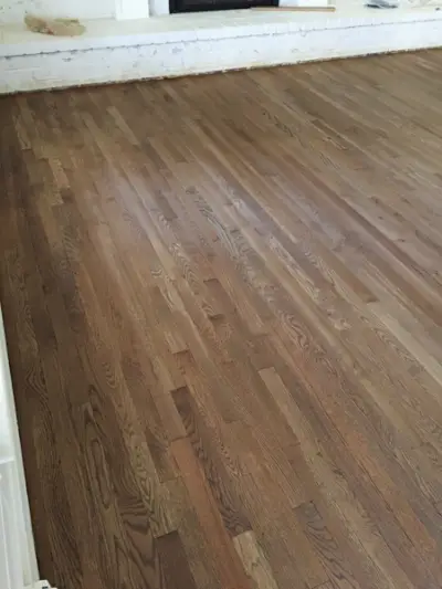 Overspuiten van hardhouten vloeren Close-up van de eerste laag
