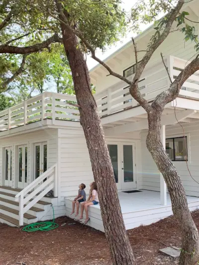 Florida huis buitenkant na mei kinderen op slaapkamer veranda