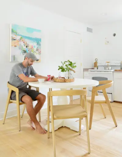 Florida Kitchen John zit aan tafel