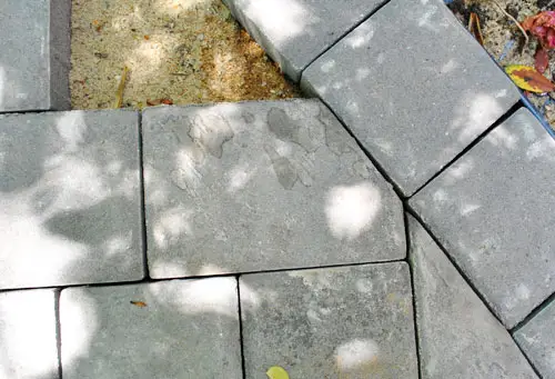 Patio gesneden steen op zijn plaats