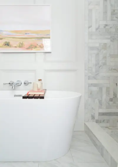 Vrijstaand bad naast marmeren douche in moderne, traditionele badkamerrenovatie