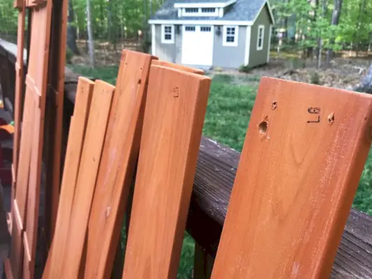 뒷마당에서 발견한 삼나무 나무 극장, 레이블이 있는 조립되지 않은 조각