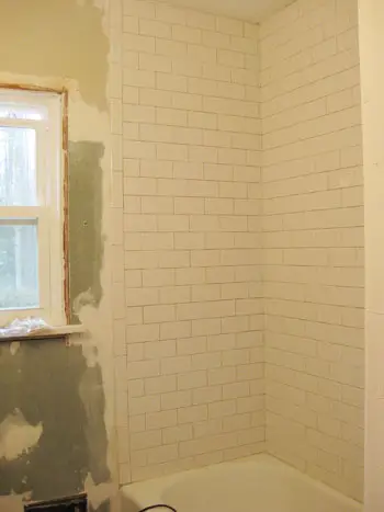 Badkamer tot plafond betegeld