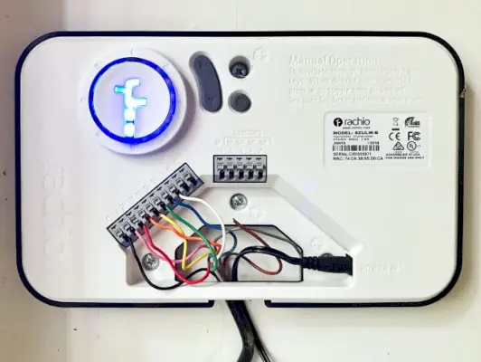 racchio smart controller met deksel eraf voor irrigatiesysteem