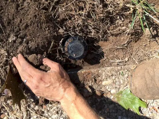 sprinklerkop in de grond begraven voor irrigatiesysteem