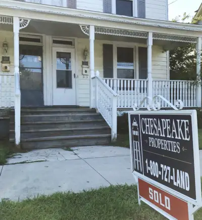 Duplex voordeuren vóór verkocht teken