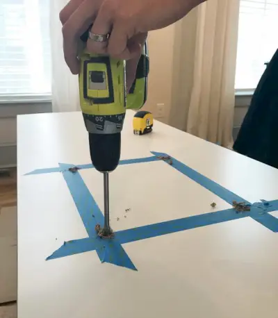 Gat boren in de zijkant van een ikea pax kledingkast