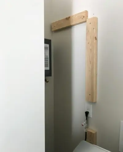 2x4 plank toegevoegd aan de achterwand om multiplexpaneel in te spijkeren