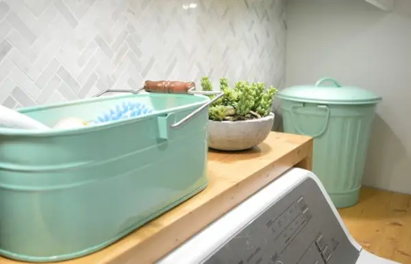 houten plank boven het laden van de wasmachine in een andere wasruimte