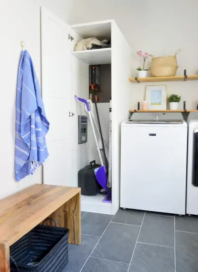 Ikea pax kledingkast gebruikt voor wasruimte, opbergkast open met toegang tot boiler