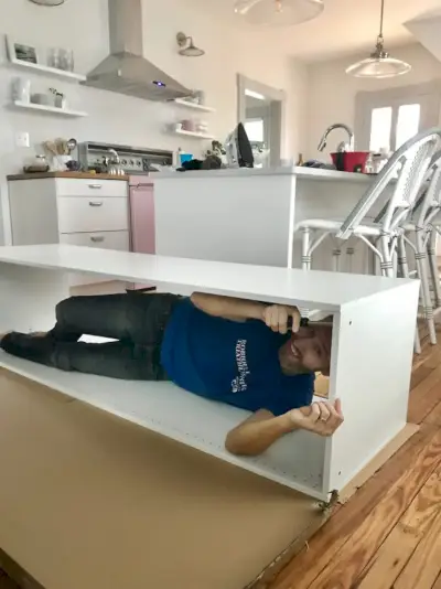 john ligt in ikea-kast tijdens montage