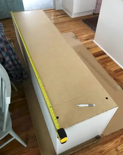 achterkant van ikea pax kledingkast met markeringen voor het snijden van gaten