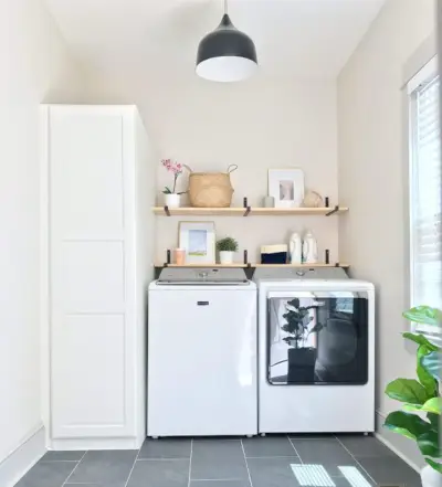 wasruimte met bovenlader wasmachine en ikea opbergkast met zwevende planken
