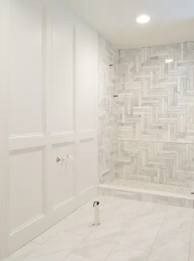 Update van de hoofdbadkamer met decoratieve wandafwerking en een marmeren douche zonder voegen