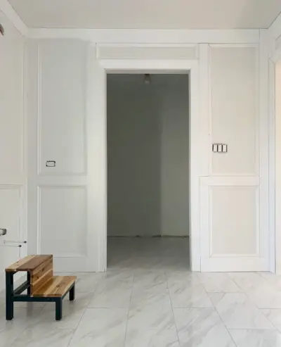 Half voltooide behandeling van muurafwerking in de badkamer