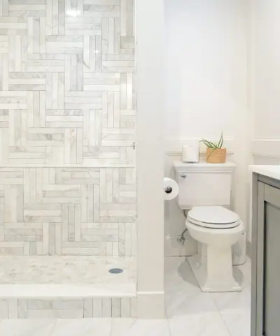 Update van de hoofdbadkamer met toilet en decoratieve wandlijst