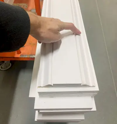 Decoratieve wandlijstversiering gerangschikt op winkelwagentje