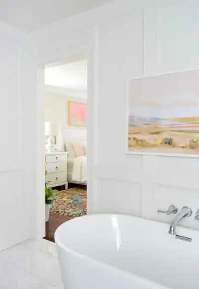 Decoratieve wandafwerking in traditionele badkamer met badkuip