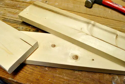 witte houten planken met opvallende knoesten, scheuren en donkere nerven om de teruggewonnen look te benadrukken