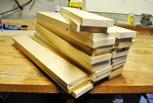 winkel kocht 1x4 witte houten planken die zijn gesneden voor gebruik in het bouwproject voor consolemeubels