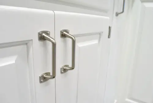verf keukenkasten wit met nikkel hardware