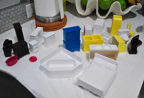 Kant-en-klaar assortiment geverfde kunststof poppenhuismeubels