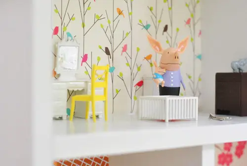 Close-up van varkenspoppen in de kinderkamer in doe-het-poppenhuis bouwen