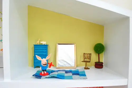 Jongensslaapkamer in eenvoudig zelf te maken poppenhuis met Olivia-beeldje