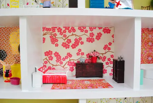 Vloerkleed gemaakt van ambachtelijk papier in een eenvoudig zelfgemaakt poppenhuis