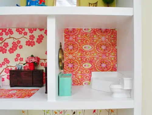 Badkamer in doe-het-zelf-poppenhuis gebouwd met kleurrijk ambachtelijk papierbehang