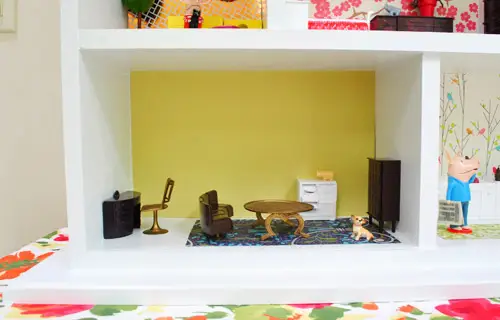 Poppenhuis-familiekamer op het lagere niveau van het doe-het-zelf-poppenhuis