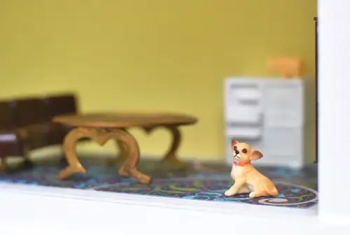 Chihuahua-speeltje in DIY-poppenhuis
