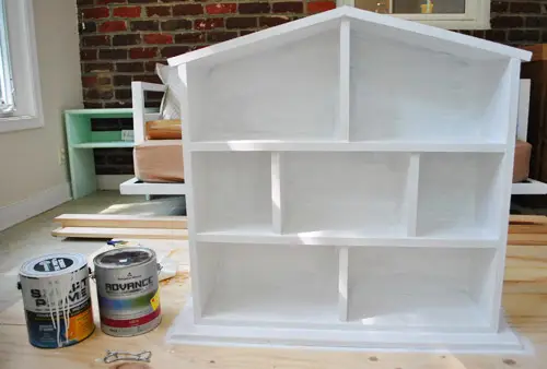 Eenvoudig doe-het-zelf-poppenhuis, wit geverfd met primer