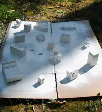 Klein poppenhuismeubilair, wit gespoten op karton